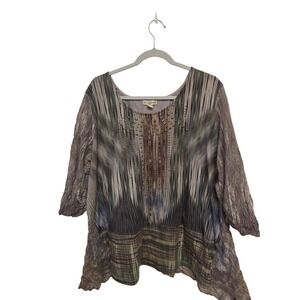 Live and Let Live Woman 3X Beaded Print Lace Sleeve‎ Tunic Top